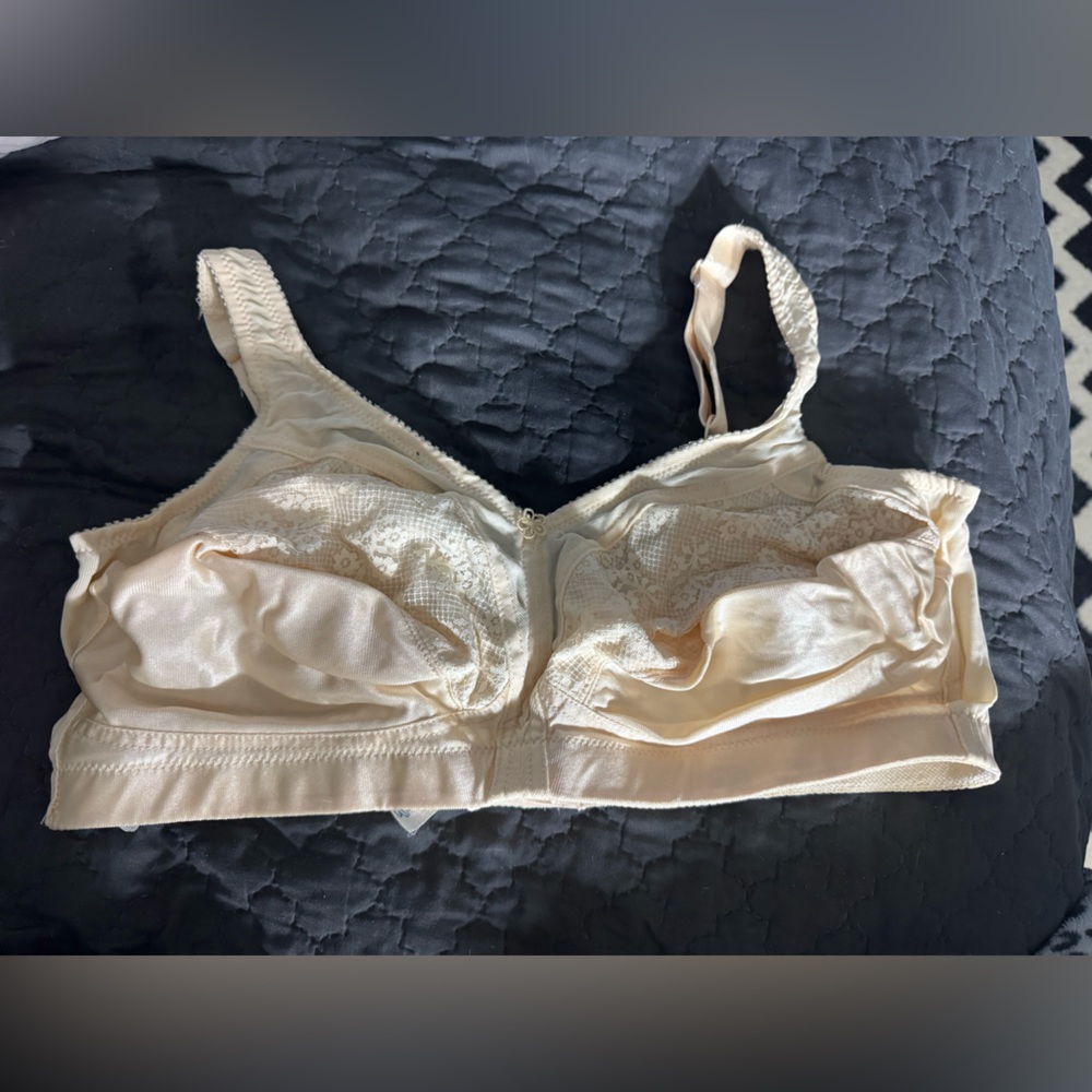 Exquisite fully Vintage Bra size 40DD or 40E